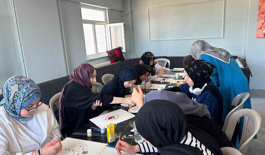 Alaplı'da gençler telefon ekranından tezhip sanatına yöneldi