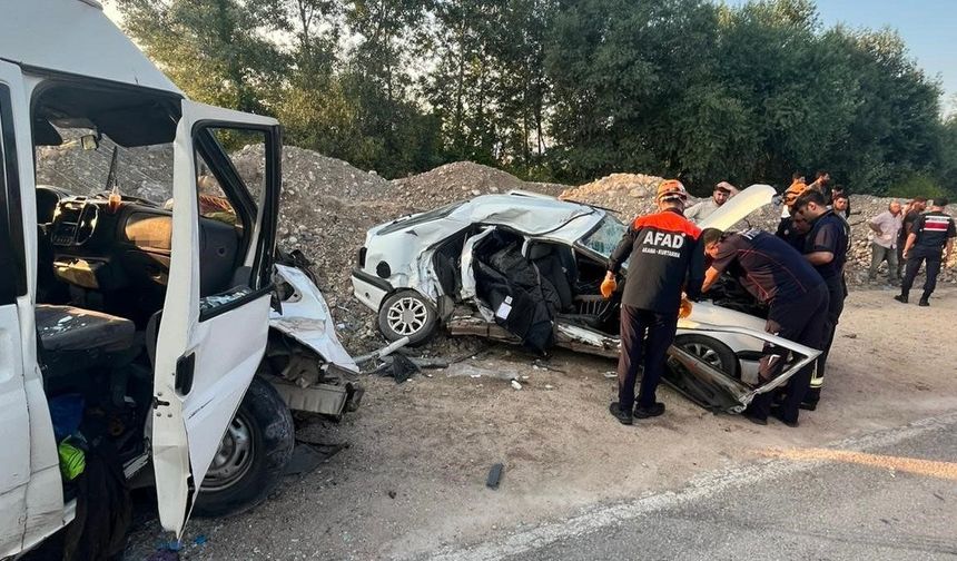 Otomobil ile minibüs çarpıştı: 1 ölü, 3 yaralı