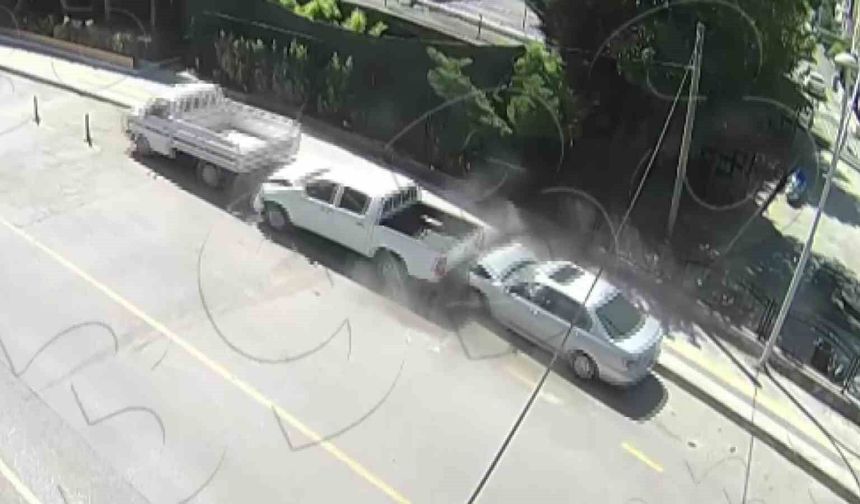 Amasya'da otomobilin park halindeki araçlara çarptığı kaza kamerada