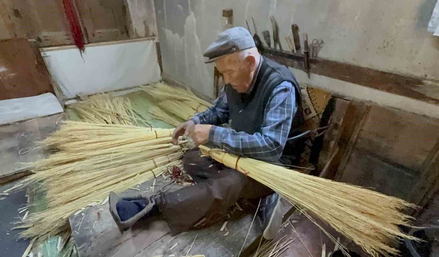 Kemal dede 60 yıldır geçimini ot süpürgeden sağlıyor