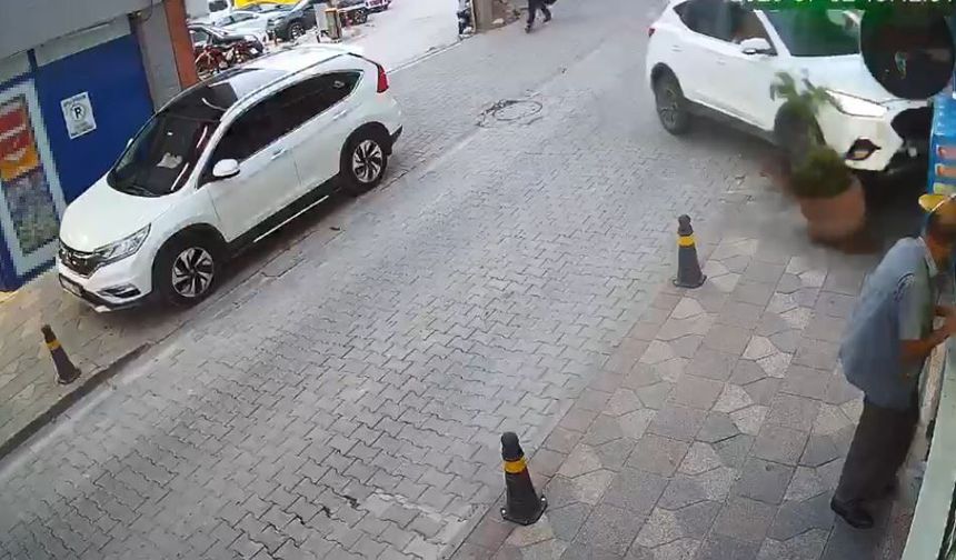 Kontrolden çıkan otomobil iş yerine daldı, facianın eşiğinden dönüldü