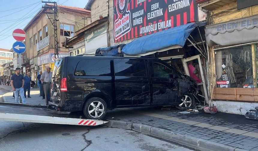 Önce park halindeki araçları biçti, sonra iş yerine daldı