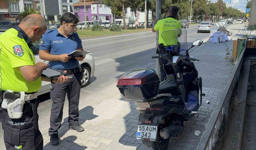Samsun'da motosiklet devrildi: 2 yaralı