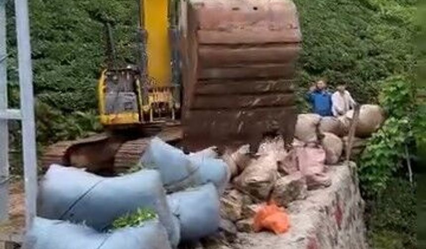 İş makinesiyle ’çay taşıma operasyonu’