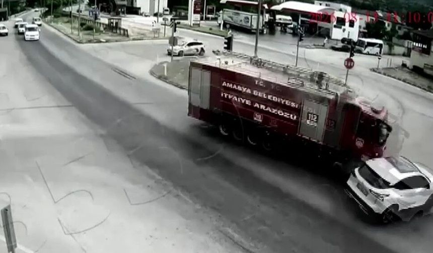 Amasya'da yangına giden itfaiye aracı otomobile çarptı