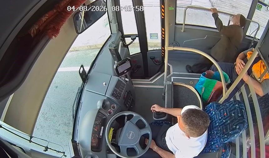 Belediye otobüsünde fenalaşan yolcuyu müdahale anları kameralara yansıdı