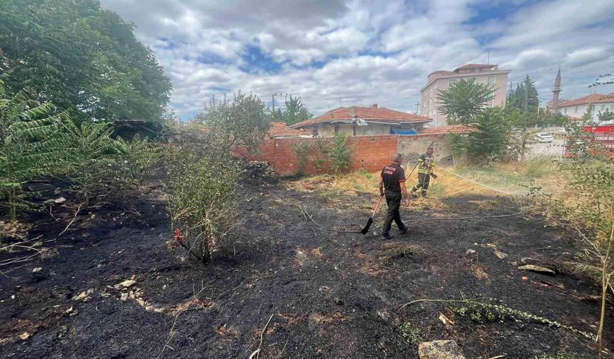 Çorum'da otluk alanda çıkan yangının evlere itfaiye önledi