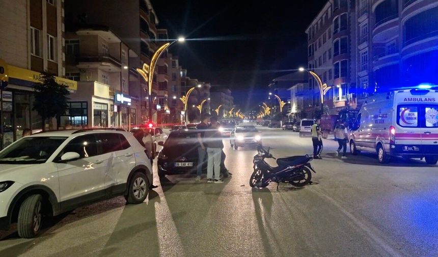 Otomobil ile motosiklet çarpıştı!