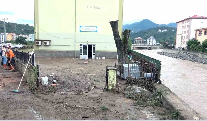 Giresun'da sel suları çekildi, geriye çamuru kaldı