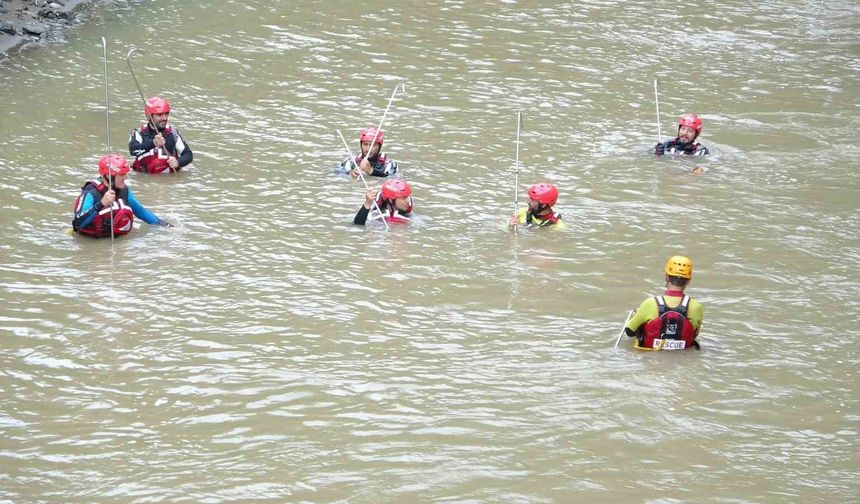Giresun'da selde kaybolan 2 kişiyi arama çalışmaları sürüyor