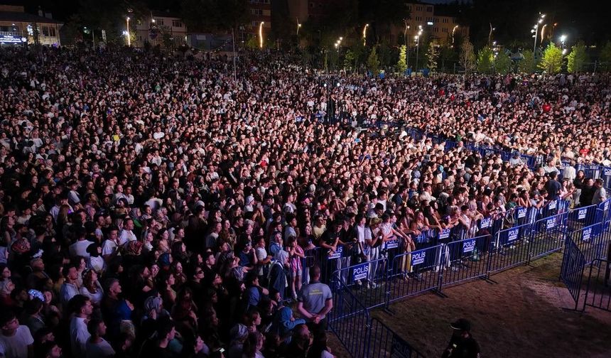 Karabük'te 30 bin kişi aynı coşkuda buluştu: Hakan Peker ve Sefo sahneyi salladı