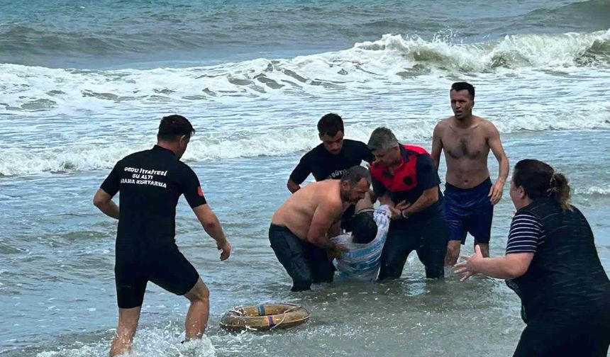 Yasağa rağmen denize giren 2 kardeş boğulma tehlikesi geçirdi