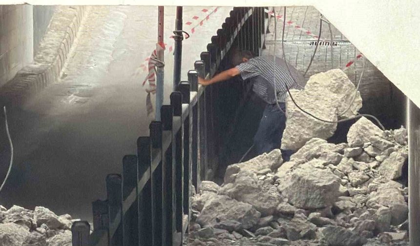 Çöken alt geçide girip testereyle demir kesti!