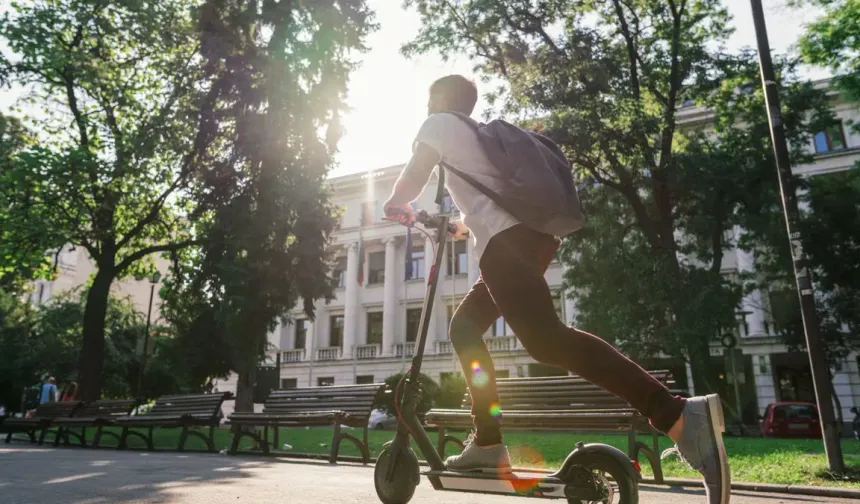 E-SCOOTER VE ELEKTRİKLİ BİSİKLETTE 15 YAŞ SINIRINA DİKKAT!