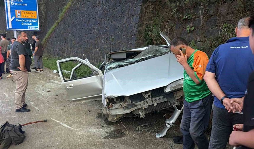 Artvin'de cenaze dönüşü kaza: 2 yaralı