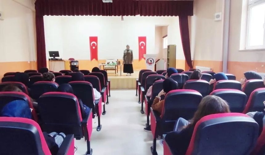 Bayburt'ta gençlere aile ahlakı anlatıldı