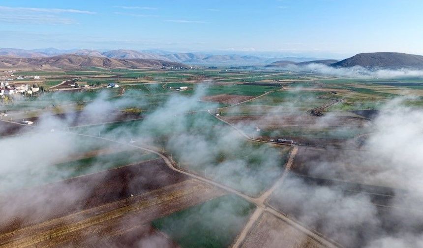 Demirözü'nde sis bulutları ovaya yayıldı