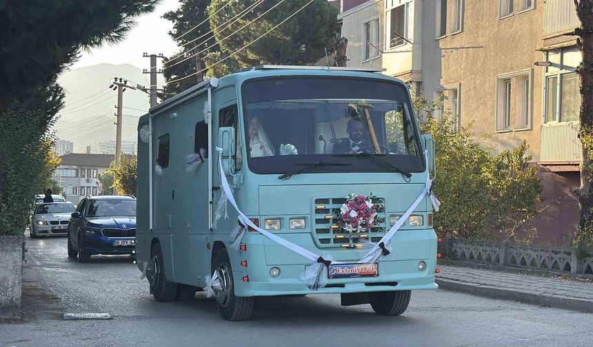 Eşinin hayali için 3 yıl uğraştı, düğününde gelin arabası yaptı