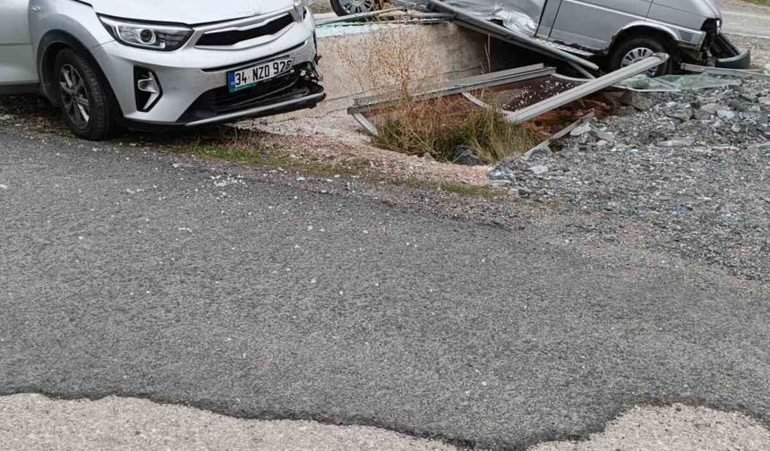 Gümüşhane'de minibüs ile otomobil çarpıştı: 4 yaralı