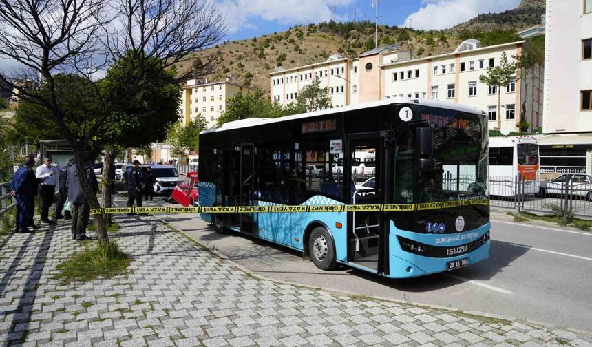 Gümüşhane'de otomobil durakta bekleyen otobüse çarptı: 2 yaralı