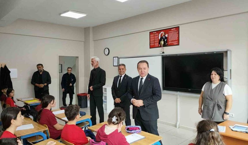 İl Milli Eğitim Müdürü Keskin, öğrencilerle bayrak töreninde buluştu