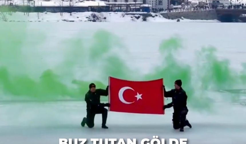JANDARMA SU ALTINDA BAYRAK AÇTI!