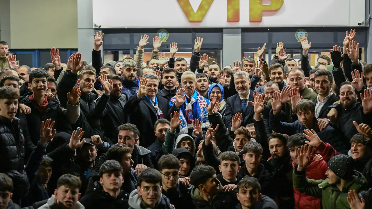 Bakan Uralogluna Memleketi Trabzonda Coskulu Karsilama 002