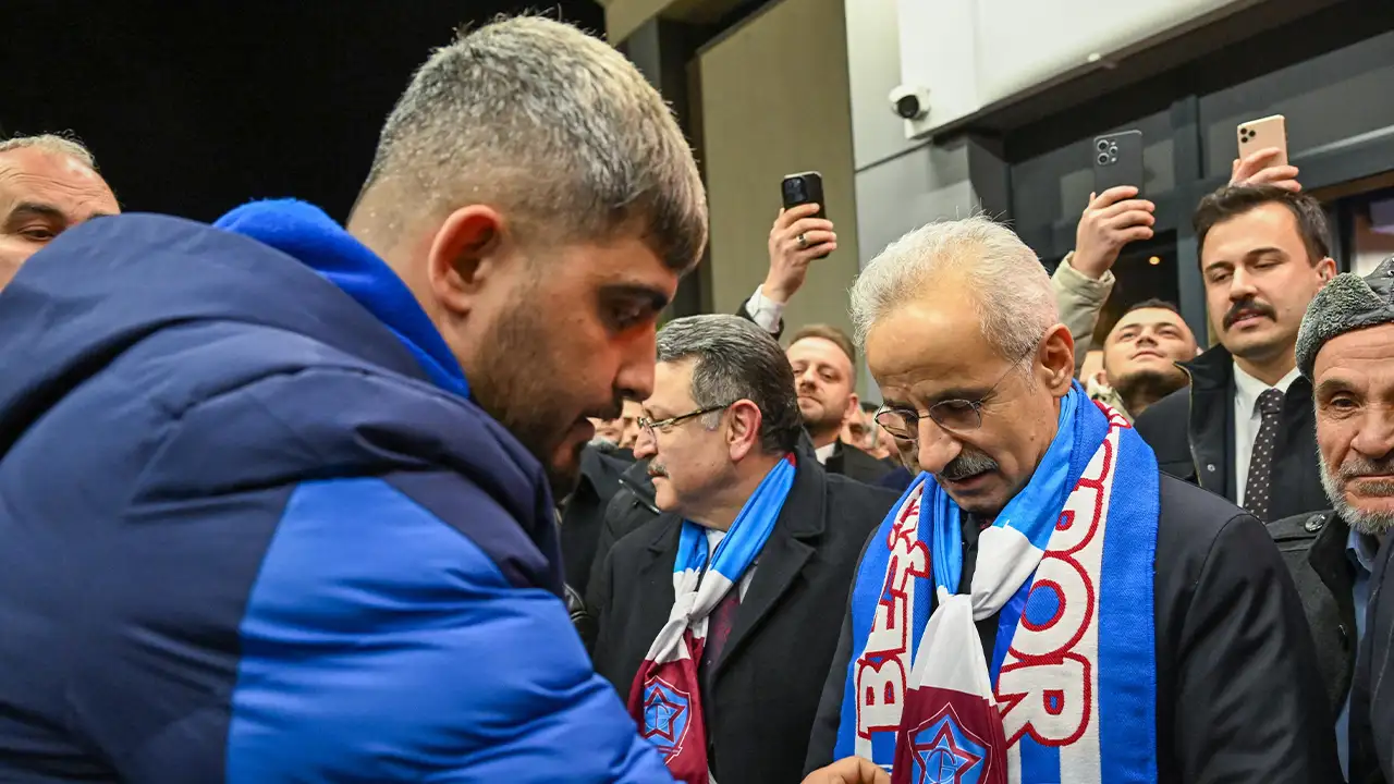 Bakan Uralogluna Memleketi Trabzonda Coskulu Karsilama