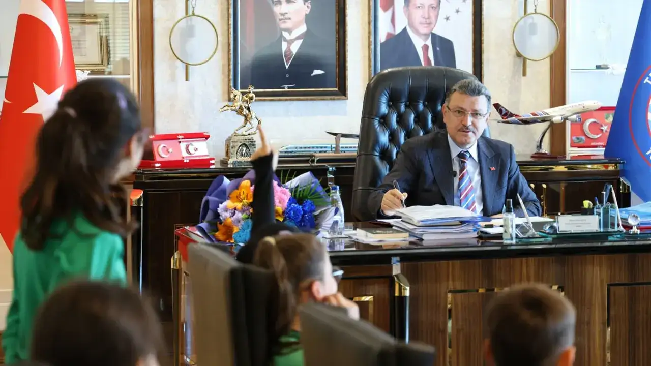 Baskan Gencin Minik Misafirlerinden Rayli Sistem Ve Trabzonspor Sorulari