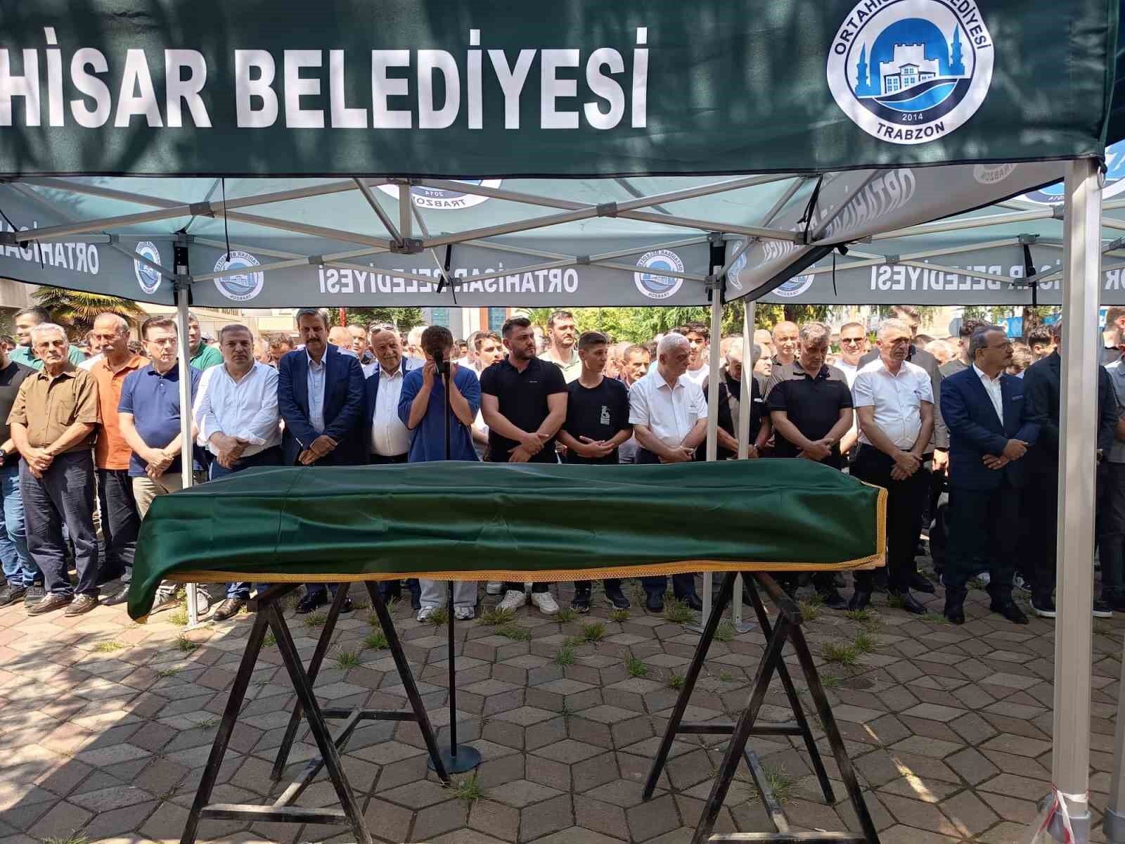 Erzurum'da motor kazasında hayatını kaybeden amatör futbolcu Tonya'da toprağa verildi