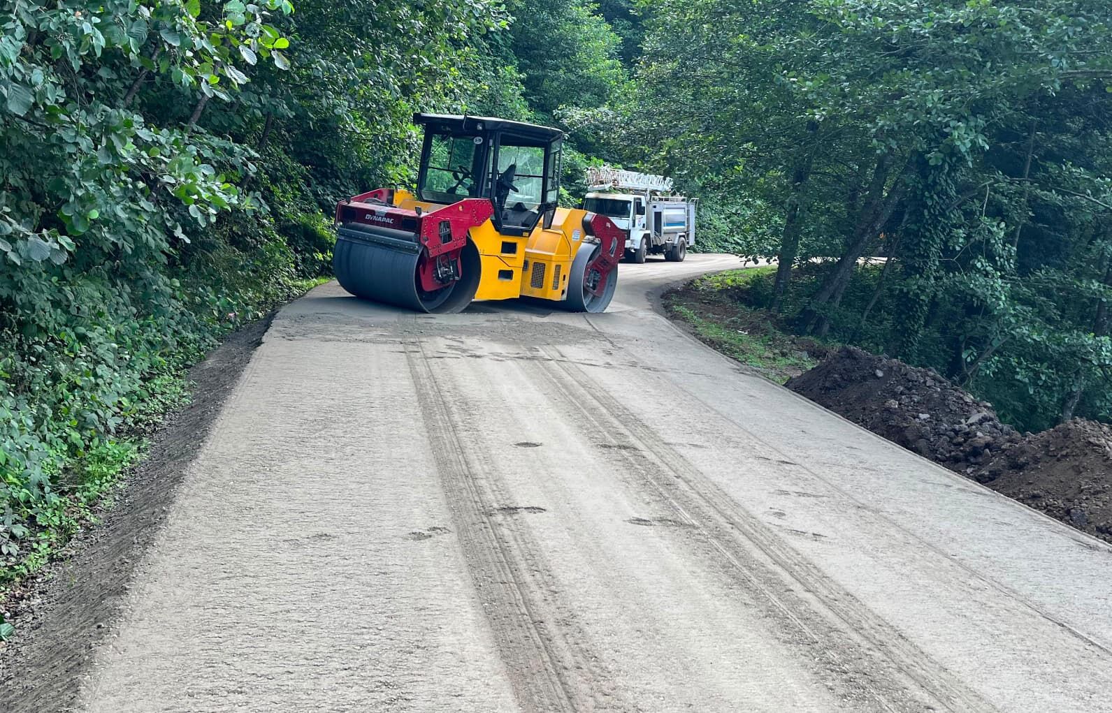TRABZON’DA 4 İLÇEDE 13 KİLOMETRELİK YOL KURU BETONLA KAPLANDI