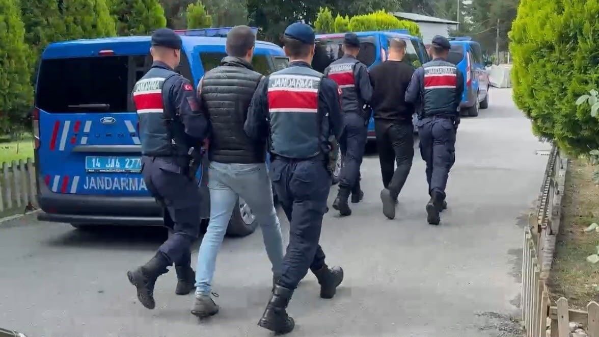 Bolu'da sahte altınları kuyumculara satmaya çalışan 3 şüpheli suçüstü yakalandı