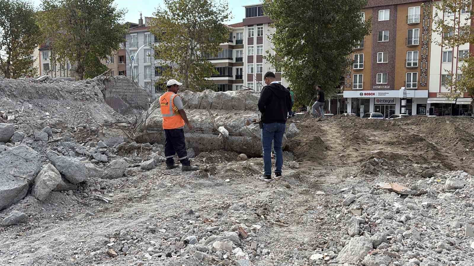 Çorum'da yıkım çalışması sırasında insan kafatası ve kemikler bulundu