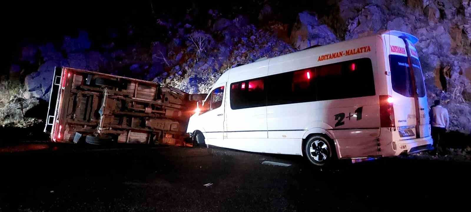 Mevsimlik fındık işçilerini taşıyan minibüs ile kamyonet çarpıştı: Yaralılar var
