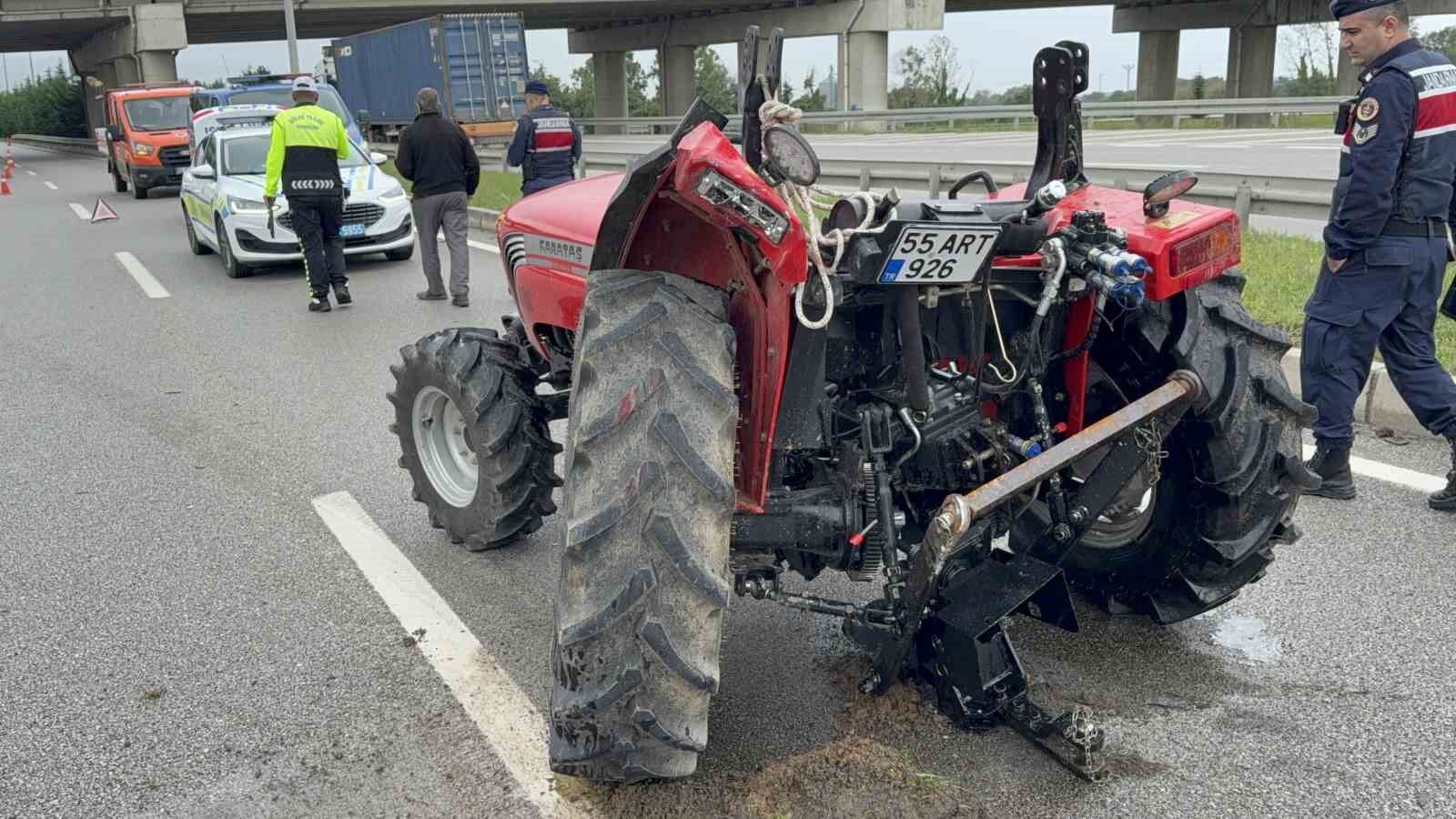 Samsun'da kamyonet traktöre çarptı: Sürücüler yaralandı