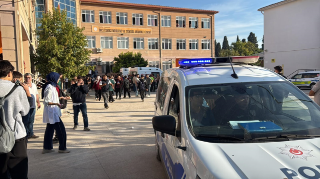SON DAKİKA... MANİSA'DA LİSE ÖNÜNDE SİLAHLI SALDIRI!
