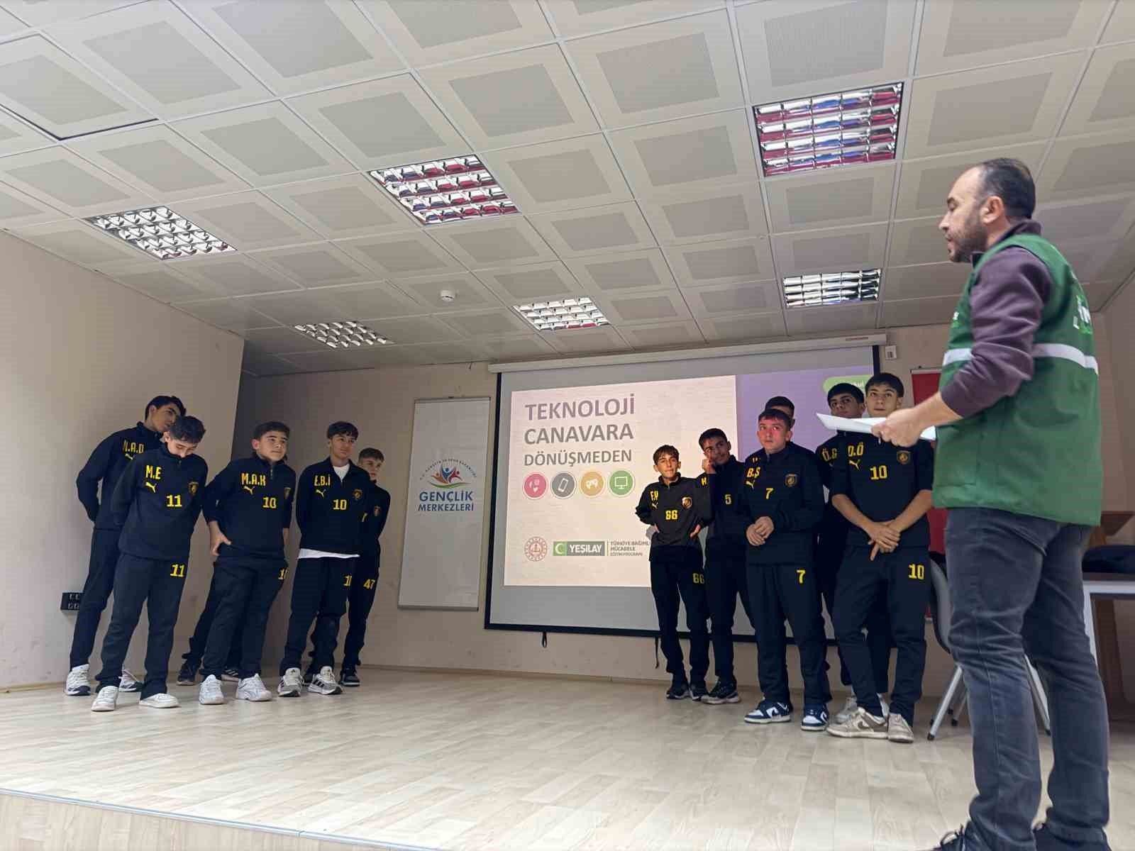 Bayburt'ta genç futbolculara bağımlılıkla mücadele eğitimi verildi