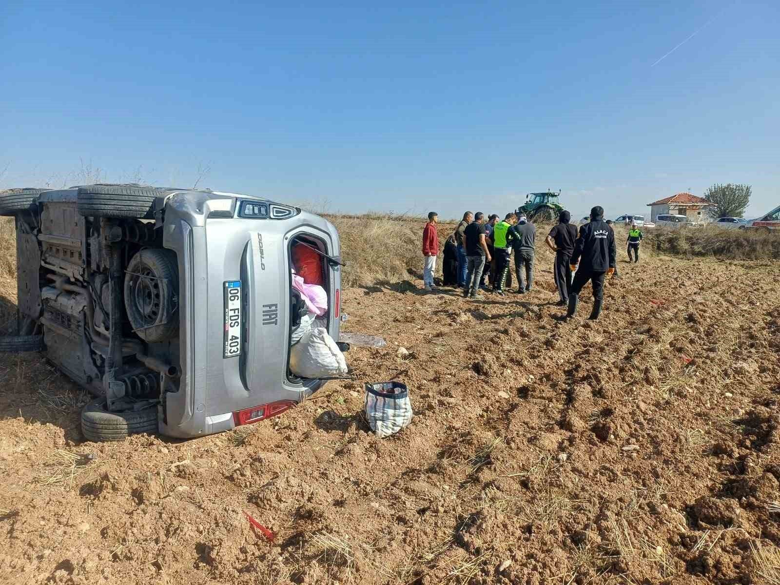 Çorum'da bariyerlere çarpan hafif ticari araç takla attı: 2 yaralı