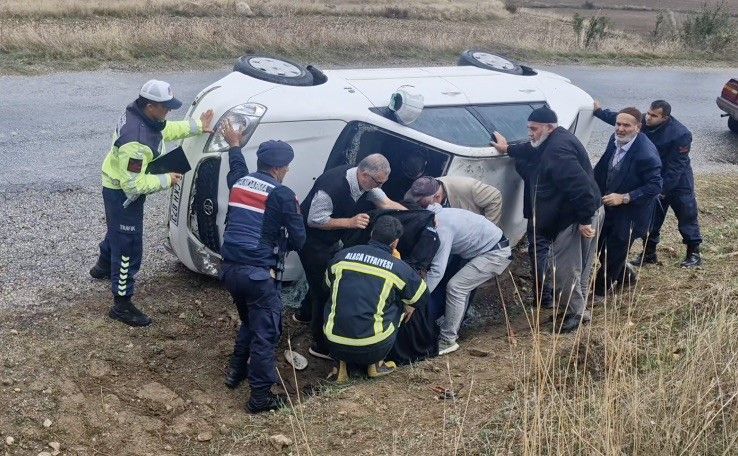 Çorum'da otomobil devrildi: 2 yaralı