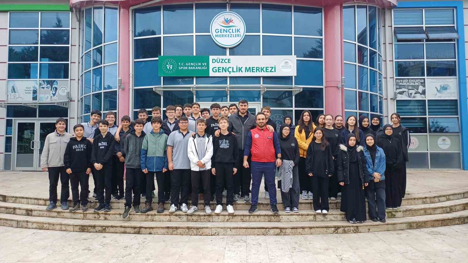 Düzce'de öğrenciler gençlik merkezinde buluştu