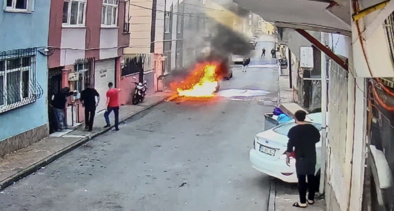 Elektrikli otomobil alev alev yandı: Yangın anı kamerada