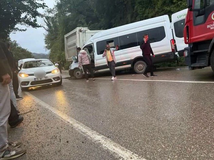 Ordu'da minibüs kamyonla çarpıştı: 1 ölü, 23 yaralı
