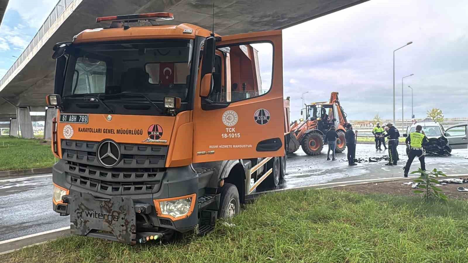 Rize'de Karayolları'na ait kamyonla çarpışan araçtaki baba ve kızı yaralandı