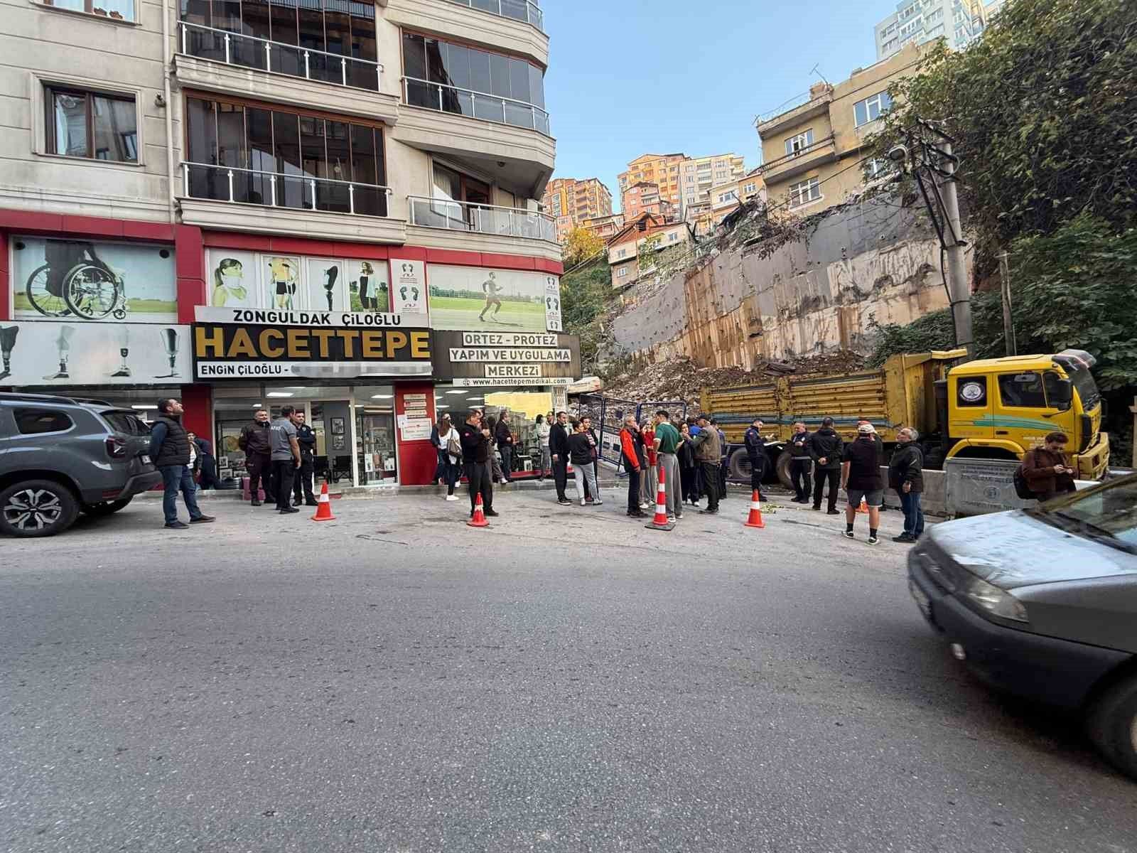 Zonguldak'ta bina çökmesinin ardından tahliyeler sürüyor: 28 daireli apartman boşaltıldı